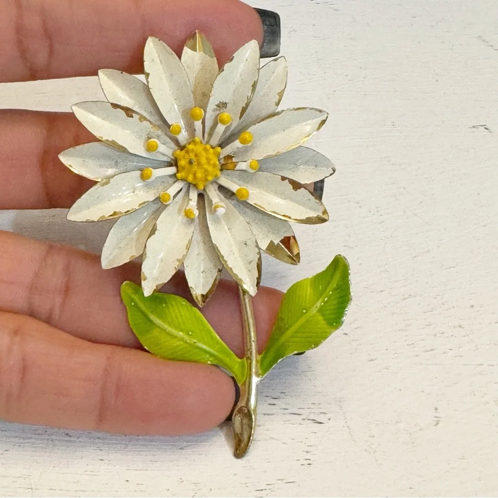 1960s White Enamel Gold Toe Metal Floral Brooch Vintage